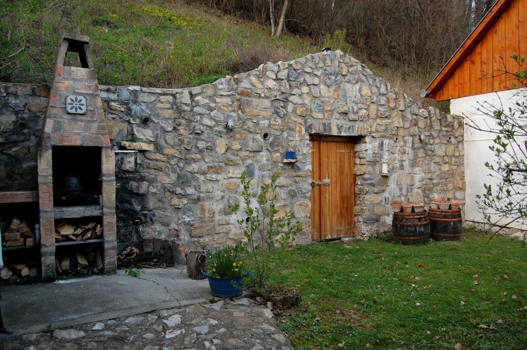 Tulipanos Vendeghaz Apartment Obanya Bagian luar foto