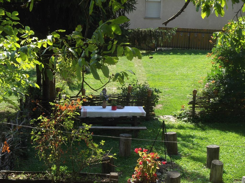 Tulipanos Vendeghaz Apartment Obanya Bagian luar foto