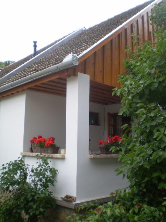 Tulipanos Vendeghaz Apartment Obanya Bagian luar foto